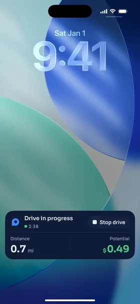 La pantalla bloqueada de un iPhone con la Actividad en vivo de OdoTax: un viaje en curso, 0.7 millas hasta ahora, $0.49 si es de negocio, y un botón Stop drive.